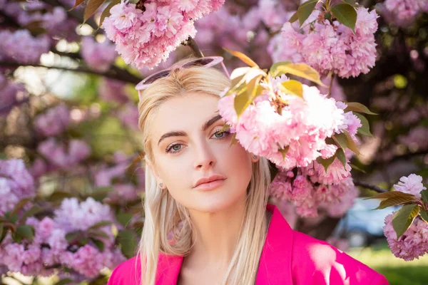 Fille en fleurs. Portrait de belle jeune fille dans un verger de cerisiers en fleurs. — Photo