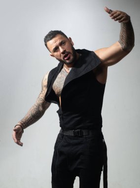 İfade jesti olan. Modaya uygun yakışıklı adam kameraya bak, modacı adam..