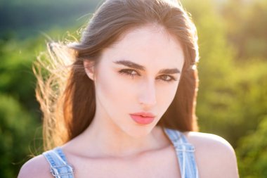 Yazın açık hava kızı. Kapalı kapılar ardında kadın gözleri. Çıplak omuzlu kadın..