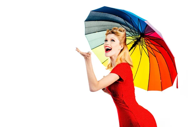 Donna pinup sorridente con ombrello pioggia. Rainy umore autunno arcobaleno, ragazza isolata bianco. — Foto Stock