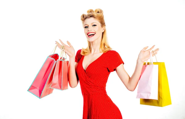 Bevásárlás. Pöttyös nő bolti táskákkal. Nagy értékesítési koncepció. Csinos hölgy shopaholic. — Stock Fotó