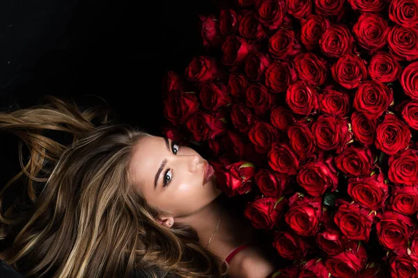 Розы на День Святого Валентина. Цветочный букет. Сексуальная женщина с букетом роз. Подарок. — стоковое фото
