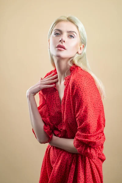 빨간 드레스입은 관능적 인 여성. 섹시 한 여성 패션. — 스톡 사진