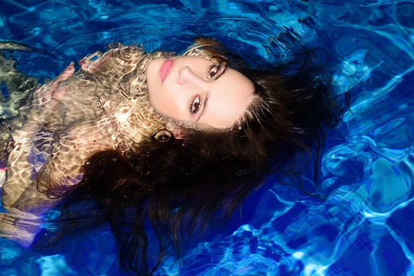 Vacker sexig kvinna i ett frestande, sensuellt dopp i poolen. — Stockfoto
