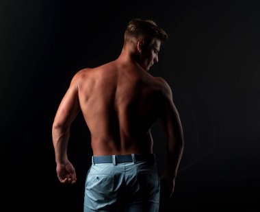 Çıplak adam geri döndü. Çıplak erkek gövdesi. Seksi kaslı adam. Üstsüz kaslı fitnes model vücut.
