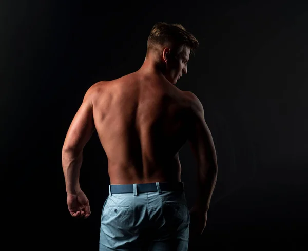 Homme nu de retour. Torse masculin nu. Un musclé sexy. Corps modèle de fitnes musculaires seins nus. — Photo