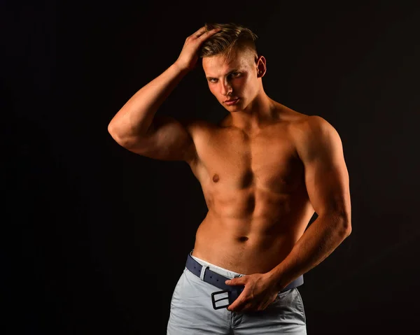 Naken man naken överkropp. Sexig muskulös kille. Topless muskulös fitneskropp. — Stockfoto