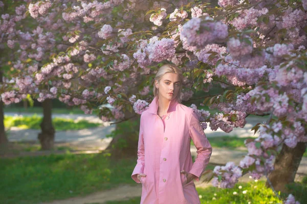 Spring girls on blossom nature. Cute young female at the park. — Stock Photo, Image