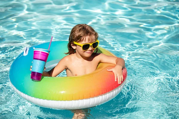 有趣的孩子在游泳池里喝鸡尾酒。在水上公园的孩子，暑假. — 图库照片