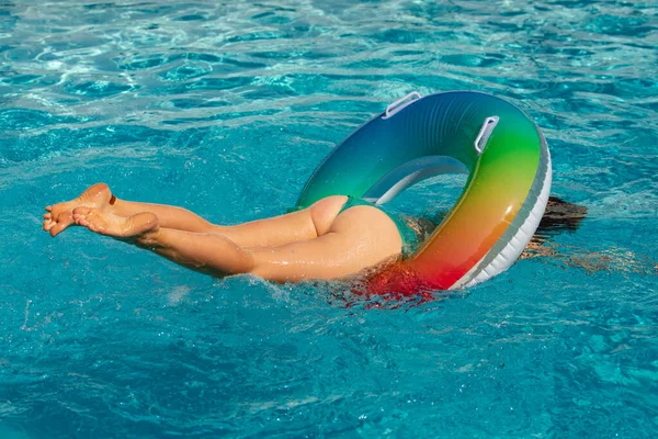 Sexy Sommer Frau Hintern. Mädchen Gesäß im Bikini. Frau auf aufblasbarer Matratze. — Stockfoto