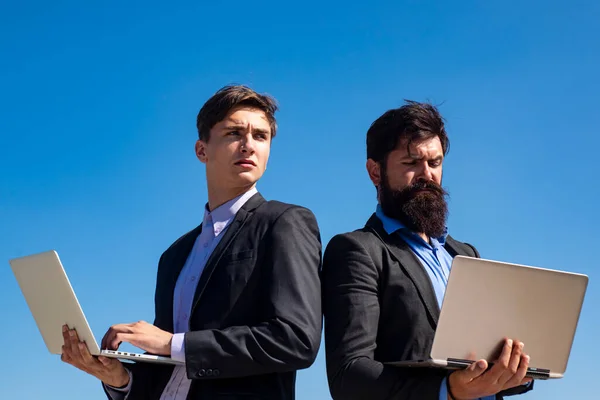 Colegas. Conceito de trabalho em equipe de negócios. Equipa com portátil. Empresários. Empresário trabalhando juntos. — Fotografia de Stock