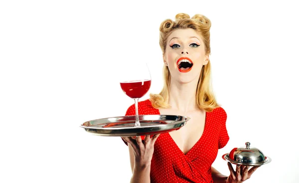 Γυναίκα με κόκκινο κρασί. Παρουσίαση αλκοόλ. Καρφίτσωσε τον σερβιτόρο με κρασί και δίσκο. Εστιατόριο σερβίρισμα. Studio απομονωμένο πορτρέτο. — Φωτογραφία Αρχείου