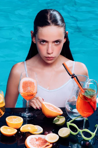 Chica con cócteles en Miami. Bebida húmeda chica cóctel en la piscina. — Foto de Stock