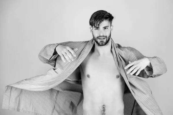 Uomo felice sorridente in accappatoio blu aperto sul torso nudo sexy, pancia, petto. Abbigliamento domestico e tempo libero. Riposo e rilassante. — Foto Stock