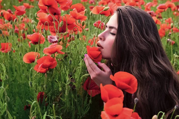 Retrato de una joven hermosa mujer con amapolas rojas. Chica en la naturaleza. —  Fotos de Stock