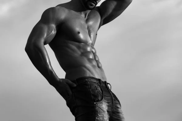 Seksowny gej z muskularnym, mokrym ciałem i silnym tułowiem. Mężczyzna pozowanie z gołą klatką piersiową i brzuchem. — Zdjęcie stockowe