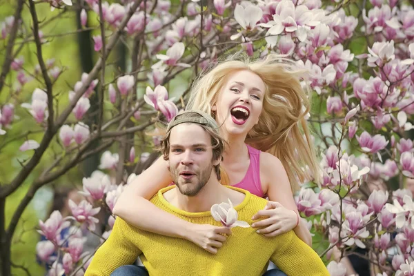 Αστείο ζευγάρι ερωτευμένο σε ανθισμένα λουλούδια, άνοιξη. 'ντρας και γυναίκα την άνοιξη, Πάσχα. Άνοιξη, φύση και περιβάλλον. Αγάπη και ρομαντισμός, σχέση. — Φωτογραφία Αρχείου
