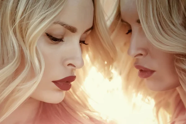 Facce da ragazze lesbiche. Libertà, relazioni e valori familiari. Bellezza e moda, guarda. Ragazze con le labbra rosse sexy, sorelle. Donne con capelli biondi e trucco all'aperto — Foto Stock