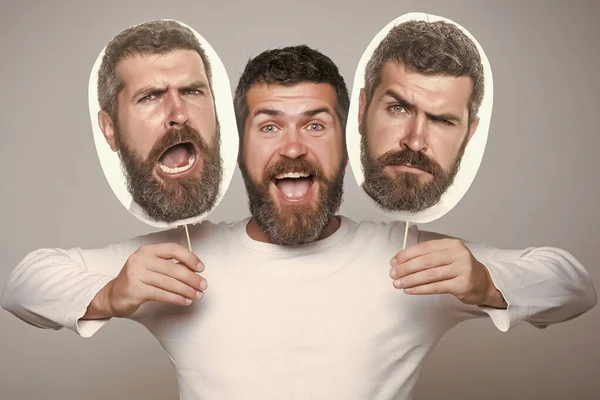 Hipster met verdrietig en vrolijk gezicht houden portret naamplaatje. Een man met verschillende emoties. Gevoel en emoties — Stockfoto