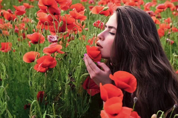 Portrait of young beautiful woman with red poppies. Girl on nature. — Stock Photo, Image
