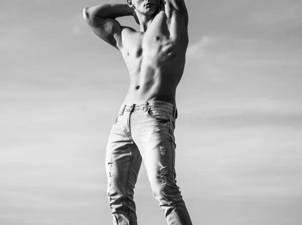 El hombre muestra un cuerpo fuerte. Tipo con torso desnudo, paquete de seis, ab, bíceps, tríceps, músculos. Concepto de salud fitness. — Foto de Stock