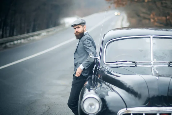 Nosztalgia és retró kocsi a szakállas embernél. Vintage srác. — Stock Fotó