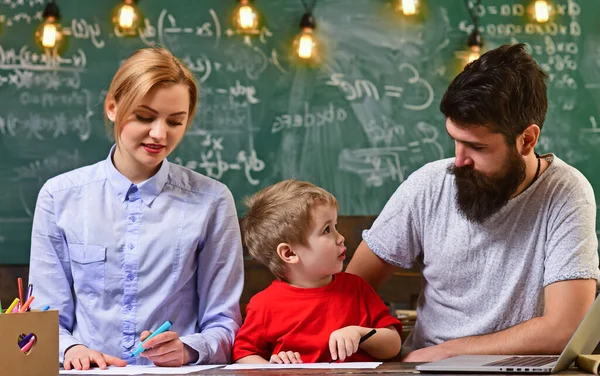 Gelukkige familietekening. Kind met moeder en vader op school. Een klein kind studeert bij ouders. Creativiteit en ontwikkeling kinderen. — Stockfoto