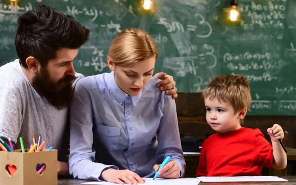 Anne, baba ve çocuk sınıfta tahtada öğreniyor. Öğrenci, ev ödevi yaparken evde ders çalışıyor.. — Stok fotoğraf