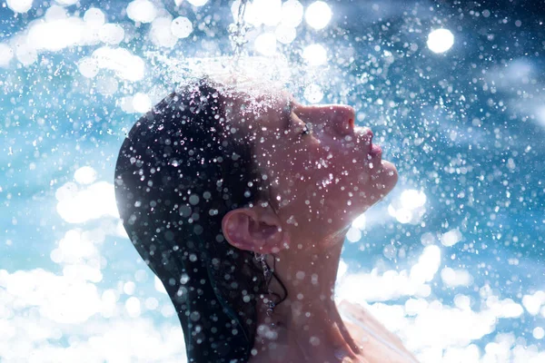 Gotas de agua en la cara de la joven. Verano relax en balneario. Vacaciones de verano en Miami Beach. — Foto de Stock