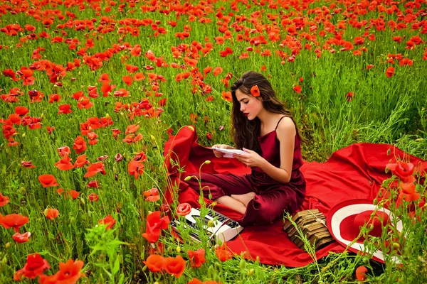 Poppy, Remembrance vagy Anzac Day. Fiatal nő írógéppel, kamerával, könyvvel. Női író mákvirág mező. — Stock Fotó