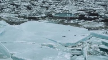 Küresel ısınma sorunu. İklim değişikliği. Dünya sorunları. Nehirde eriyen buz.