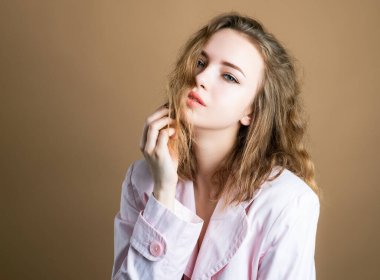 Tişörtlü şehvetli seksi kadın. Baştan çıkarıcı kız. Moda tarzı.