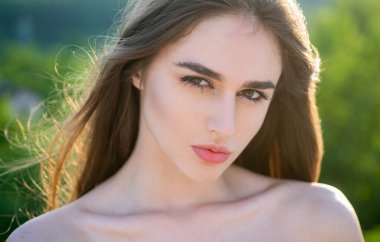 İlkbahar doğal güzellik. Çıplak omuzlu kadın. Yazın açık hava kızı. Yakın çekim genç yüzü..