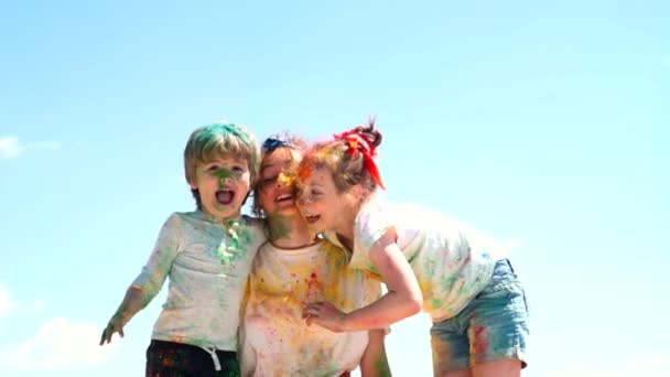 Holi-ungar. Lycklig barndom. Barn leker med färgpulver. Indiska festivalen. — Stockvideo