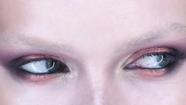 Zblízka. Krásné oči make-up. Oční stíny. Módní a kosmetika. — Stock video