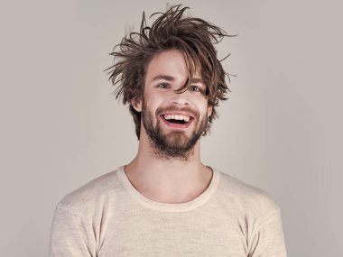 İnsan sabah uyanıyor, günlük hayat. Uykusuzluk, enerji, taranmamış saçlı bekar. Gri arka planda sakallı uykulu adam. İç çamaşırlı dağınık saçlı adam..