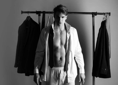 Sabah adamının beyaz gömlekli ve kravatlı kaslı gövdesi vardır..