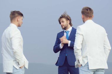 Genç iş adamları dışarıda. İş dünyasının resmi kıyafetleri içinde iş adamı toplantısı. İş ekibi