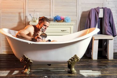 Sakallı, sakallı, aynada tıraş sabunu olan adam. Sakallı, sakallı, jiletle banyoda traş olan adam..