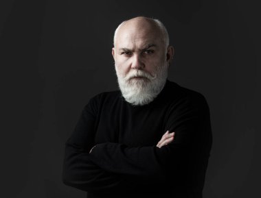 Siyah arka planda izole edilmiş gri saçlı zarif bir son sınıf öğrencisinin portresi. Ciddi kıdemli adam..