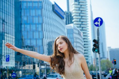 Şehir hayatı, acele zamanı. Selam taksi konsepti. Şehir caddesinde taksi tut. Seyahat, turizm ve insan konsepti. Bir araba bul..