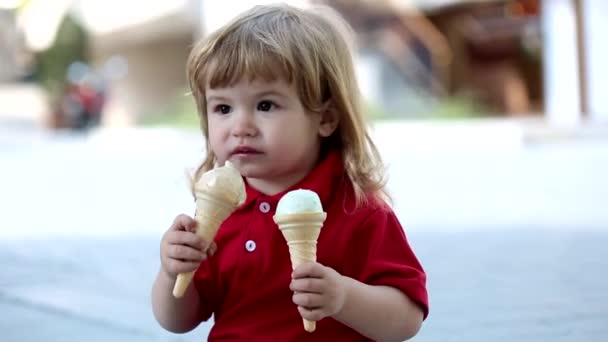 Bambino che mangia gelato sul cibo di strada. Kid fastfood. — Video Stock