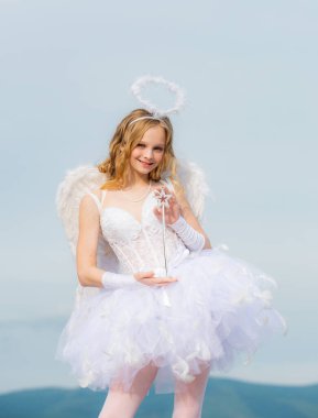 Güzel bir genç kız. Ok ve yaylı aşk meleği. Sevgililer Günü 'nü kutlayan ok ve yaylı aşk tanrısı kadar güzel beyaz bir kız..