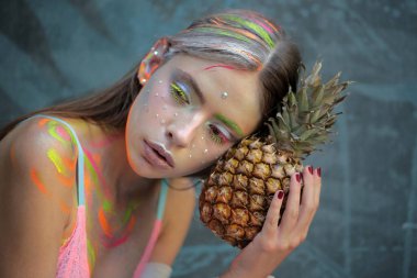 Sanat tasarımı makyajı. Yaz havası. Renkli makyajlı moda kızı. Parlak renk makyajlı güzel bir kadın. Soyut renkli makyaj malzemesi.