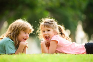 Sevimli çocuklar aşık çiftler. Bahar tarlasında iki çocuk. Güneşli bir günde dışarıda sevimli mutlu bir çocuk..