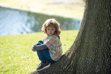 Yalnız çocuk. Yalnızlık çocuğu. Çocuk depresyonu, sorunlar. Çocuk duyguları. Olumsuz, sinir krizi..