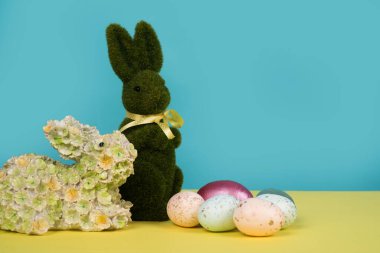 Boyalı yumurtalı Paskalya tavşanı. Paskalya tatili konsepti.