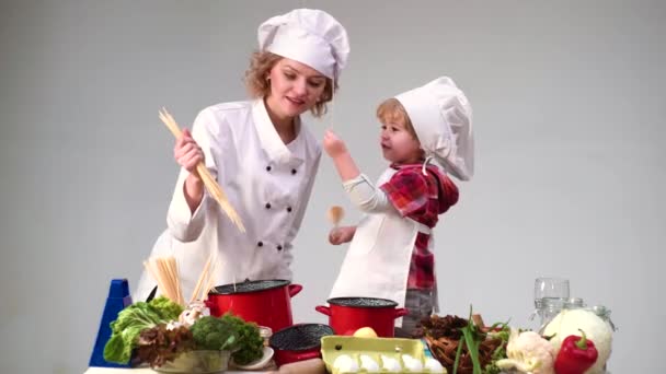 Cibo casalingo. Mamma con figlio che cucina. Cucina di famiglia. Maternità e infanzia. — Video Stock