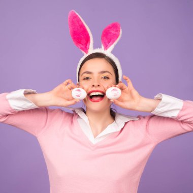 Paskalya yumurtalı tavşan kız. Tavşan kulaklı kadın. Yumurta avı.