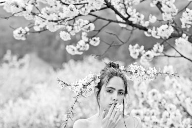 Baharda yaz bahçesinde genç bir kadın doğa, moda ve gençlik..